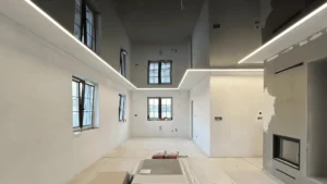Čierny lesklý napínaný strop s LED osvetlením vo veľkom modernom interiéri hlavni banner