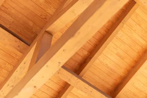 Detail drevenej stropnej konštrukcie z masívnych trámov a dosiek.