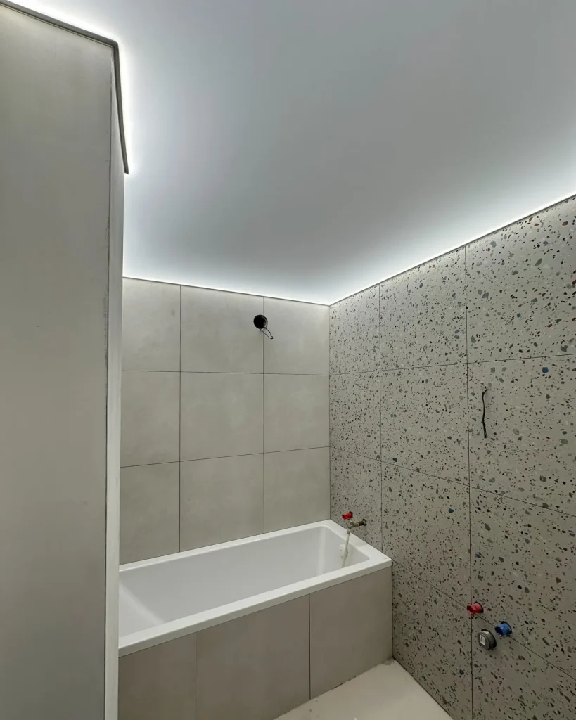 Detail kúpeľne s napínaným stropom a obvodovým LED osvetlením