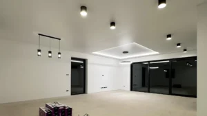 Hotová realizácia napínaného stropu v priestrannej obytnej zóne s moderným osvetlením